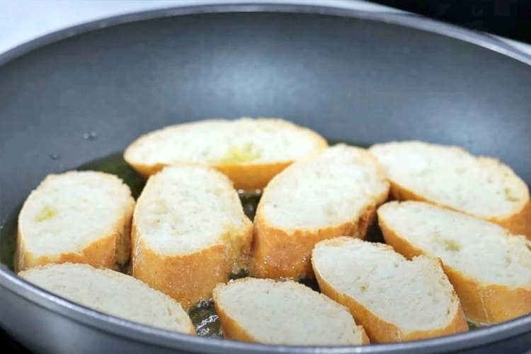 tostadas con pimientos y anchoas rebozadas 3