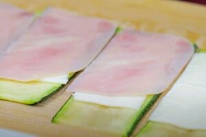 Rollitos de calabacín rellenos y envueltos en beicon paso 3