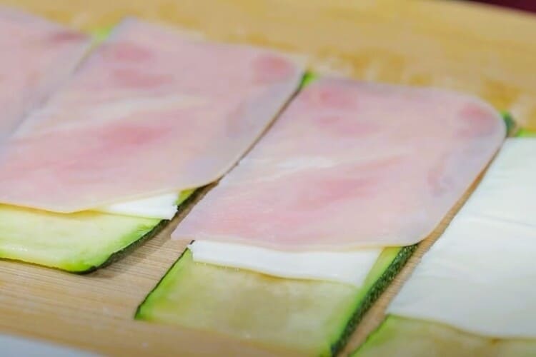 Rollitos de calabacín rellenos y envueltos en beicon paso 3