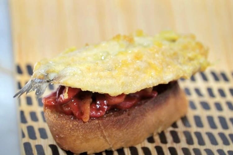 tostadas con pimientos y anchoas rebozadas 4