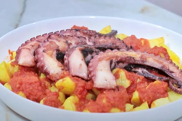 pulpo con patatas bravas paso final