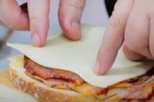 Sándwich croqué monsieur con el relleno tuneado 4