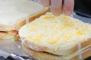 Sándwich croqué monsieur con el relleno tuneado 5