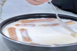 Pudin de queso con bizcochos Coral paso 5