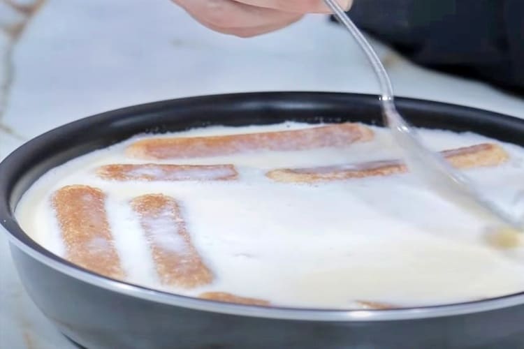 Pudin de queso con bizcochos Coral paso 5