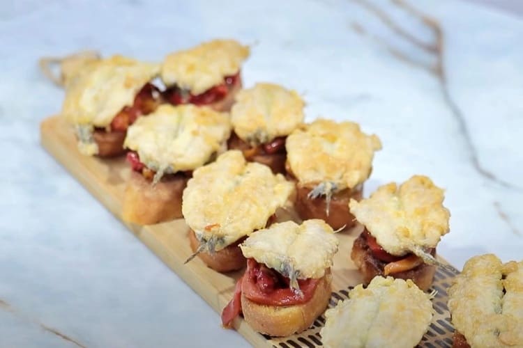 tostadas con pimientos y anchoas rebozadas 5
