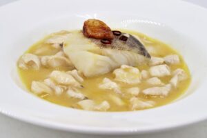 Cocochas de bacalao al pil pil con taco de bacalao principal