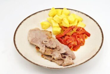 Filetes de cordero con refrito de pimientos PRINCIPAL