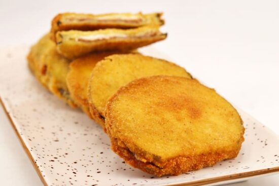 Milanesas de berenjena rellenas con jamón y queso