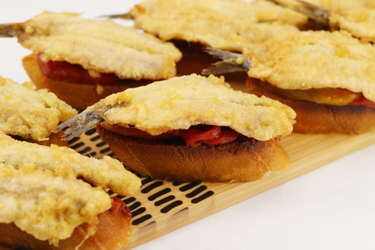 tostadas con pimientos y anchoas rebozadas PRINCIPAL