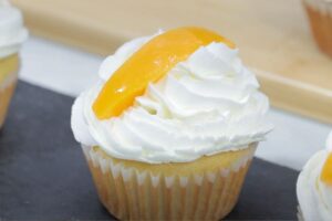 magdalenas de melocotón en almíbar paso final