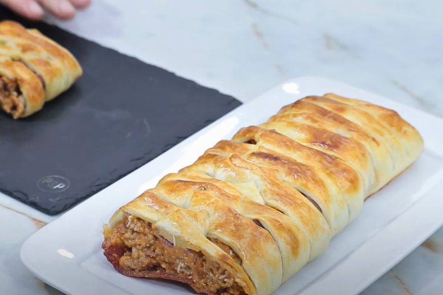 hojaldre relleno de carne y panceta paso final