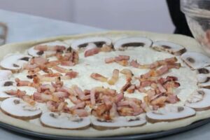 pizza carbonara con masa casera paso 3