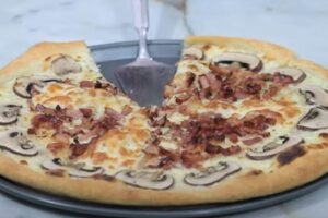 pizza carbonara con masa casera paso 4