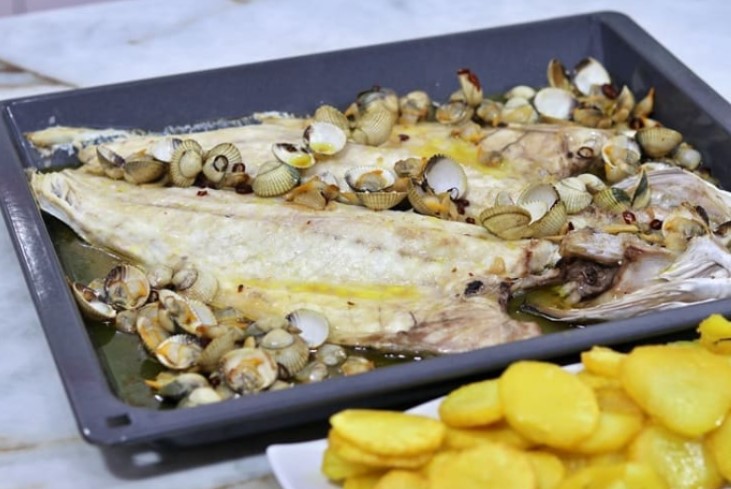 Lubina salvaje a la espalda con berberechos
