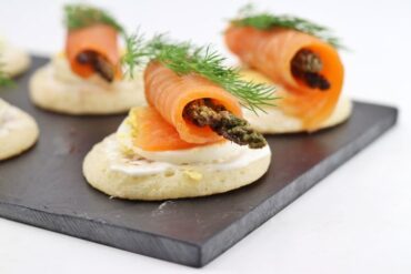 canapés con blinis para Navidad originales