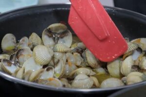 lubina salvaje a la espalda con berberechos 2