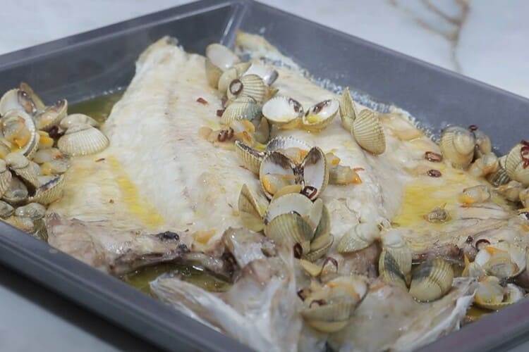 lubina salvaje a la espalda con berberechos 5
