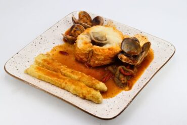 merluza en salsa con almejas y espárragos