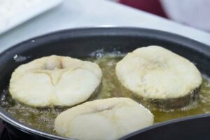 merluza en salsa con almejas y espárragos paso 3