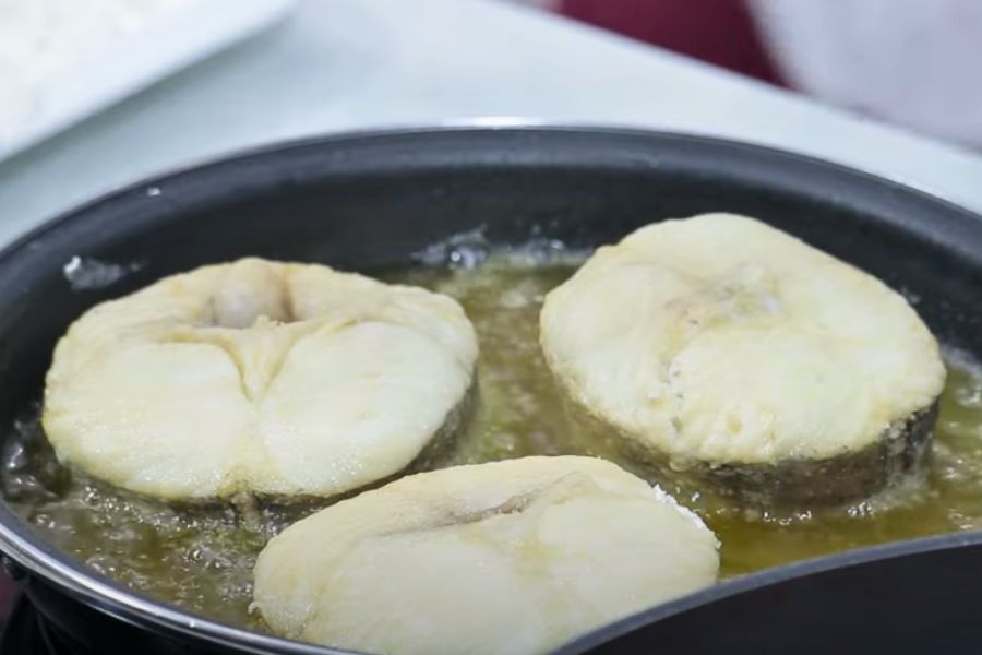 merluza en salsa con almejas y espárragos paso 3