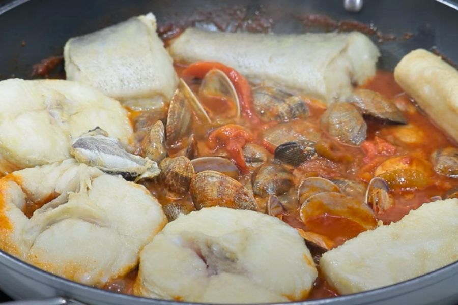 merluza en salsa con almejas y espárragos paso 4