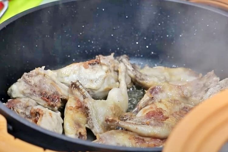 Alubias pochas con estofado de codorniz paso 4