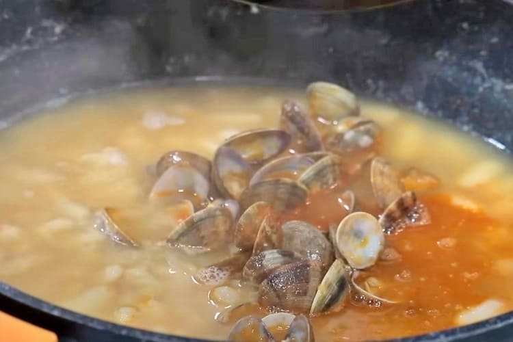 fabes con almejas asturianas paso 6