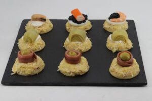 canapés de ensaladilla paso final