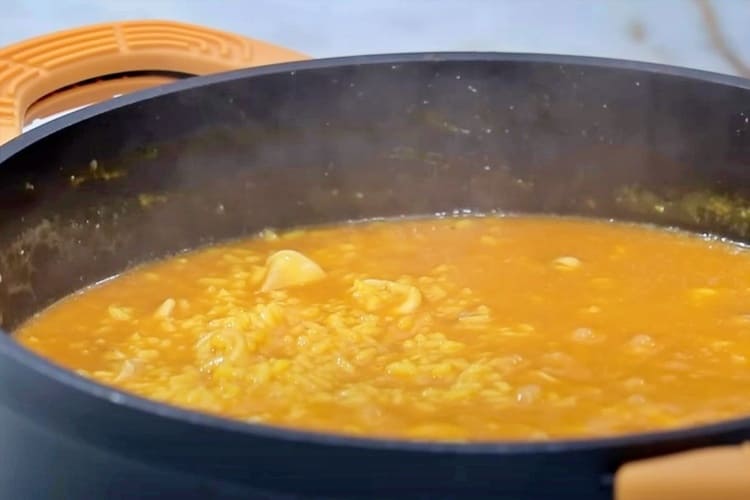 arroz cremoso con calamares y gambas paso final