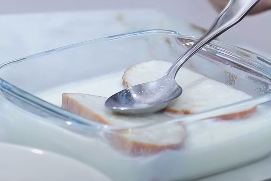 torrijas con crema y caramelo paso 2