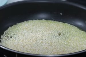 arroz con champiñones al ajillo paso 2
