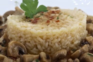 Cómo hacer arroz con champiñones al ajillo