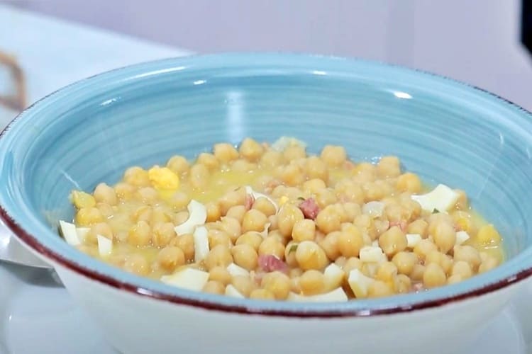 potaje de garbanzos muy económico paso final