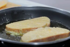 torrijas con leche condensada paso 3