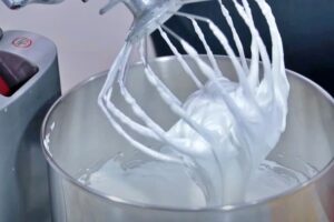 milhojas de crema y merengue paso 3