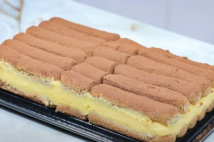Tarta de la abuela con bizcochos Coral paso final