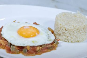 huevos con pisto y arroz blanco portada