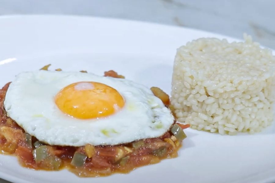 huevos con pisto y arroz blanco portada