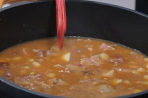 potaje de alubias con casquería paso 5