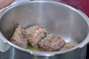 carrilleras de ternera con vino blanco paso 2