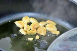 falda de cordero con patatas al ajillo paso 2
