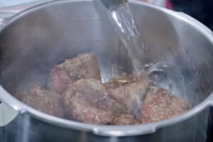 carrilleras de ternera con vino blanco paso 3