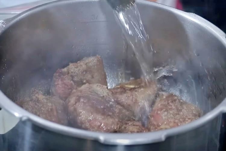 carrilleras de ternera con vino blanco paso 3