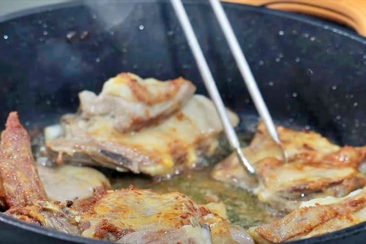 falda de cordero con patatas al ajillo paso 3