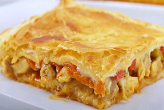 empanada de hojaldre rellena con pollo guisado principal