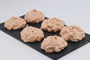 Roquitas de merengue y chocolate paso final