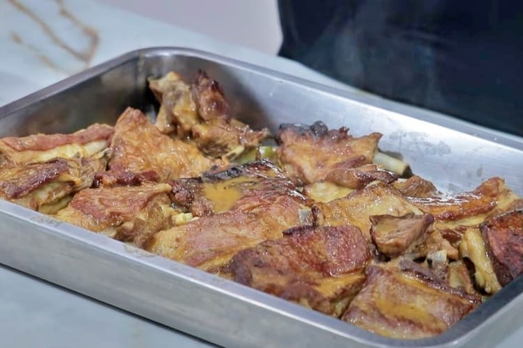 falda de cordero con patatas al ajillo paso final