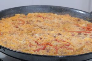 paella de arroz con casquería de cerdo paso final