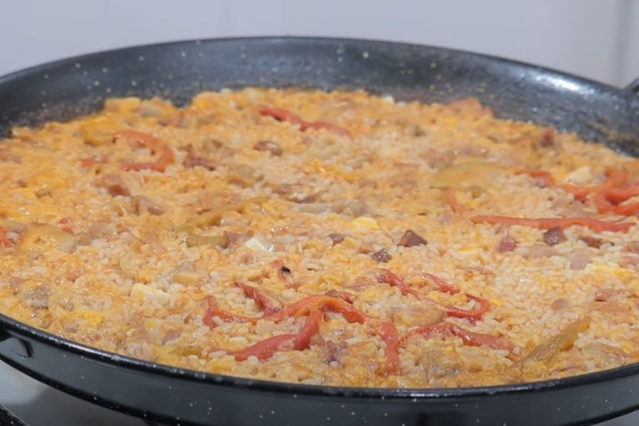 paella de arroz con casquería de cerdo paso final